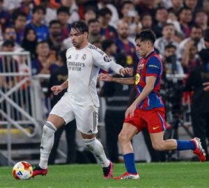 برشلونة يقهر ريال مدريد ويتوج بكأس السوبر الإسباني 