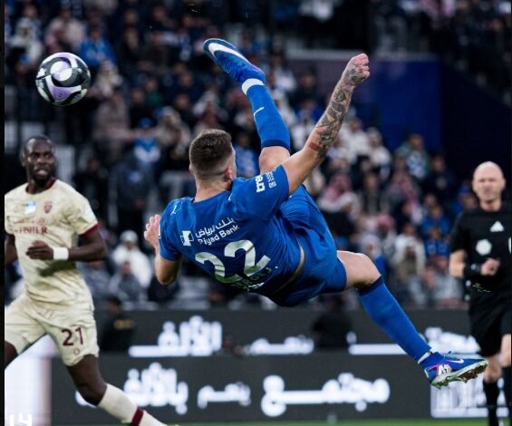 الهلال يستعرض عضلاته برباعية في الفيحاء