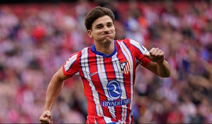 هدف برشلونة.. أرسنال ينصب شباكه حول ألفاريز 1 هدف برشلونة.. أرسنال ينصب شباكه حول ألفاريز