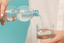 لماذا يجب شرب الماء فور الاستيقاظ من النوم؟