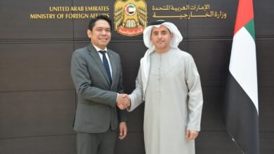 مدير مكتب وزارة الخارجية في دبي يتسلم البراءة القنصلية من القنصل العام الماليزي