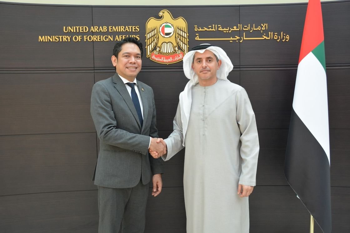 مدير مكتب وزارة الخارجية في دبي يتسلم البراءة القنصلية من القنصل العام الماليزي 1 مدير مكتب وزارة الخارجية في دبي يتسلم البراءة القنصلية من القنصل العام الماليزي