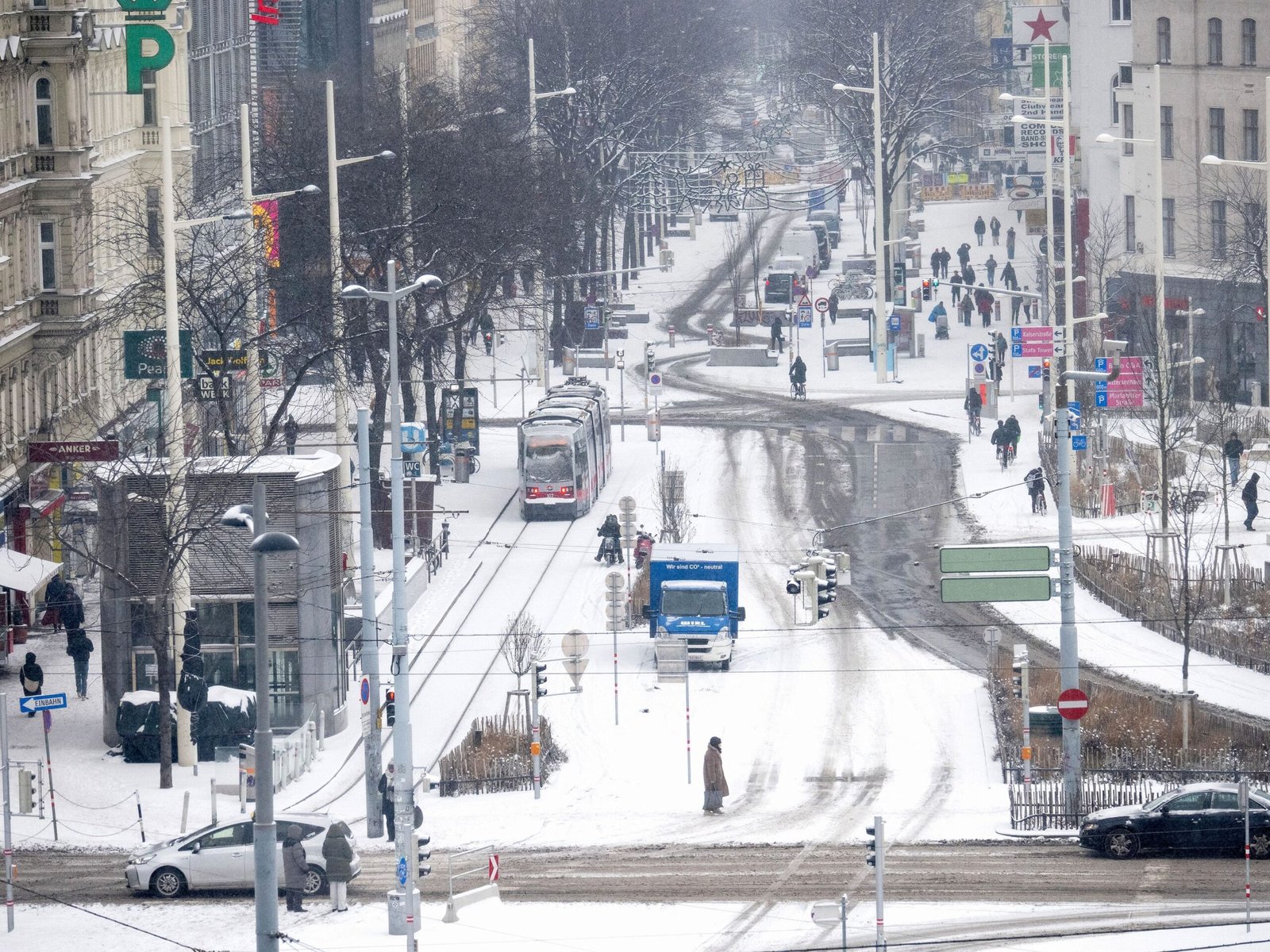 العواصف تعطل النقل وتحرم مئات الآلاف من الكهرباء شمال أوروبا 1 العواصف تعطل النقل وتحرم مئات الآلاف من الكهرباء شمال أوروبا
