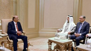 رئيس باكستان يلتقي نهيان بن مبارك في مقر إقامته بأبوظبي