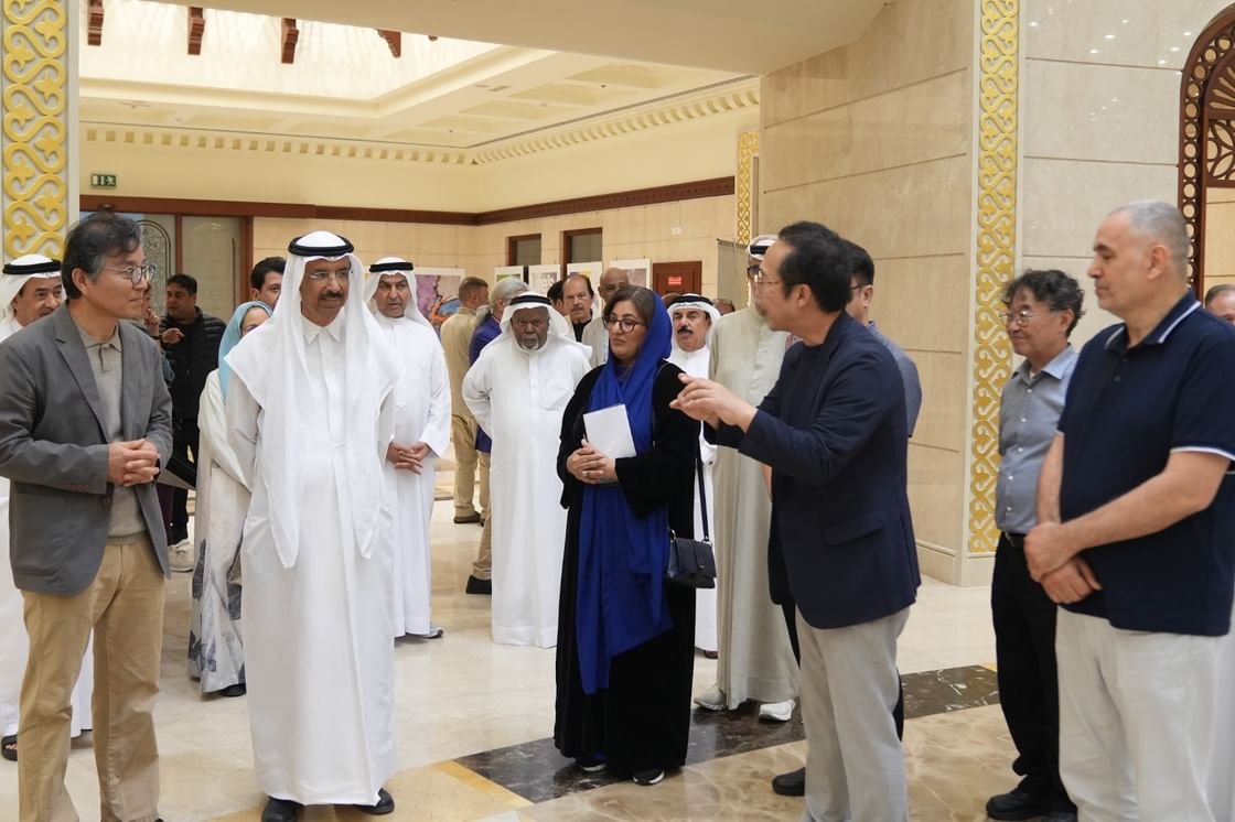 "سرديات التصميم" ضمن معرض فني لندوة الثقافة والعلوم وجمعية كورية 1 "سرديات التصميم" ضمن معرض فني لندوة الثقافة والعلوم وجمعية كورية