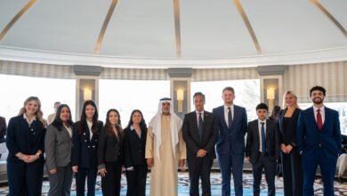 نهيان بن مبارك يستقبل طلبة كلية منلو الأميركية المشاركين في برنامج الاندماج الأكاديمي العالمي بالإمارات