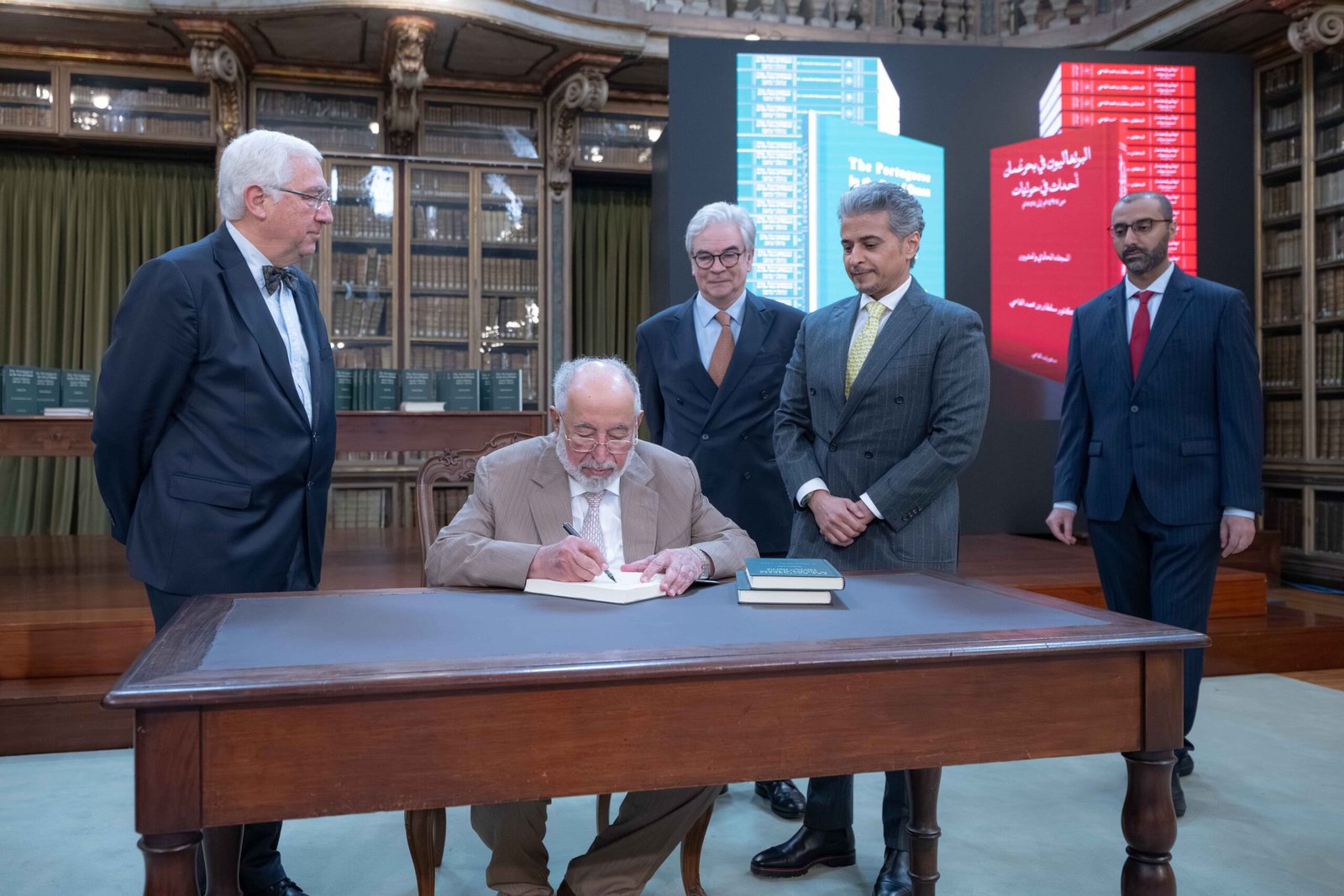 حاكم الشارقة يطلق النسخة البرتغالية من إصداره "البرتغاليون في بحر عُمان، أحداث في حوليات من 1497 إلى 1757م" 1 حاكم الشارقة يطلق النسخة البرتغالية من إصداره "البرتغاليون في بحر عُمان، أحداث في حوليات من 1497 إلى 1757م"