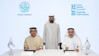 أحمد بن سعيد يشهد توقيع مذكرة تفاهم بين "مالية دبي" و"مجلس المناطق الحرة "