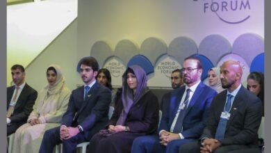 وفد دولة الإمارات في دافوس 2026 يلتقي رئيس المنتدى الاقتصادي العالمي