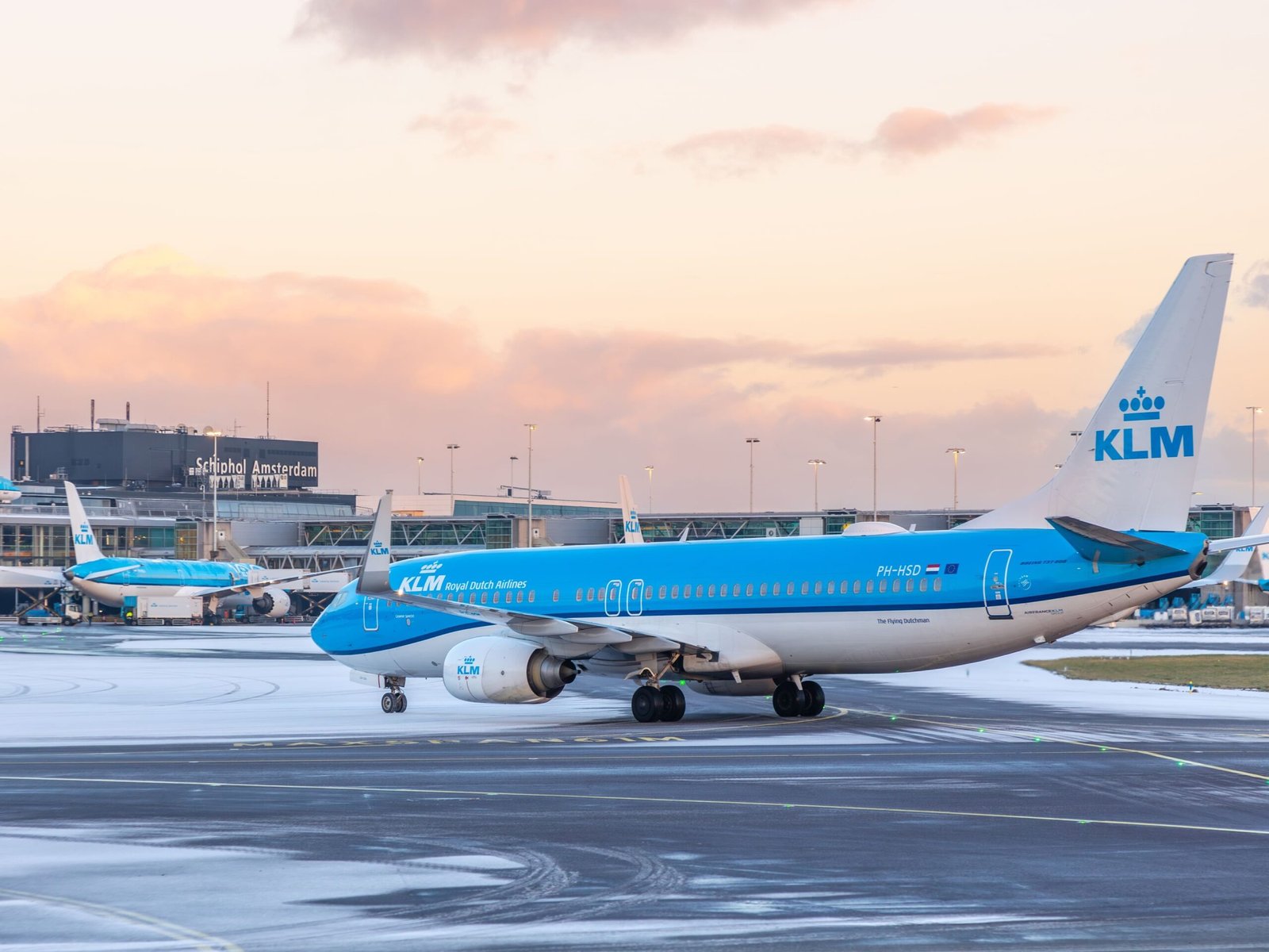 هولندا: إلغاء مئات الرحلات الجوية بسبب الثلوج 1 هولندا: إلغاء مئات الرحلات الجوية بسبب الثلوج