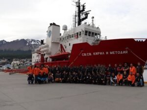 الإمارات في قلب القطبين الجنوبي والشمالي بإنجازات علمية ورحلات استكشافية تاريخية