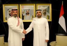 نائب مدير مكتب وزارة الخارجية في دبي يتسلّم البراءة القنصلية من القنصل العام للمملكة العربية السعودية