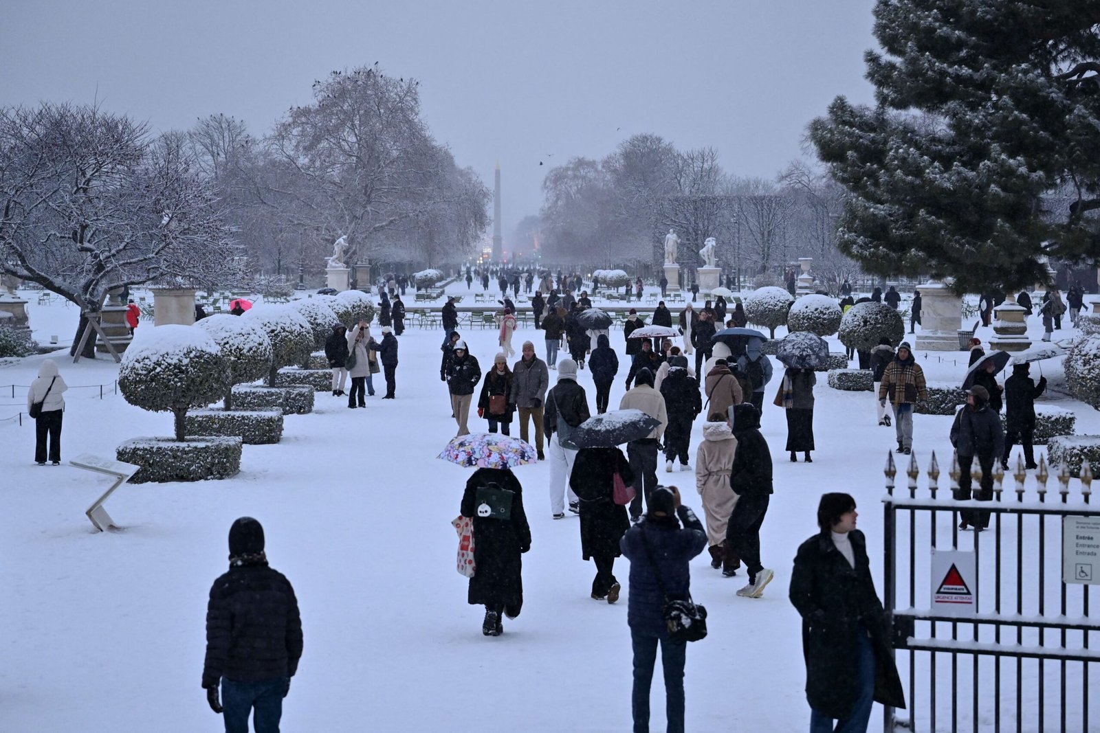 الثلوج تعطل النقل والسفر في بريطانيا وفرنسا وهولندا 1 الثلوج تعطل النقل والسفر في بريطانيا وفرنسا وهولندا
