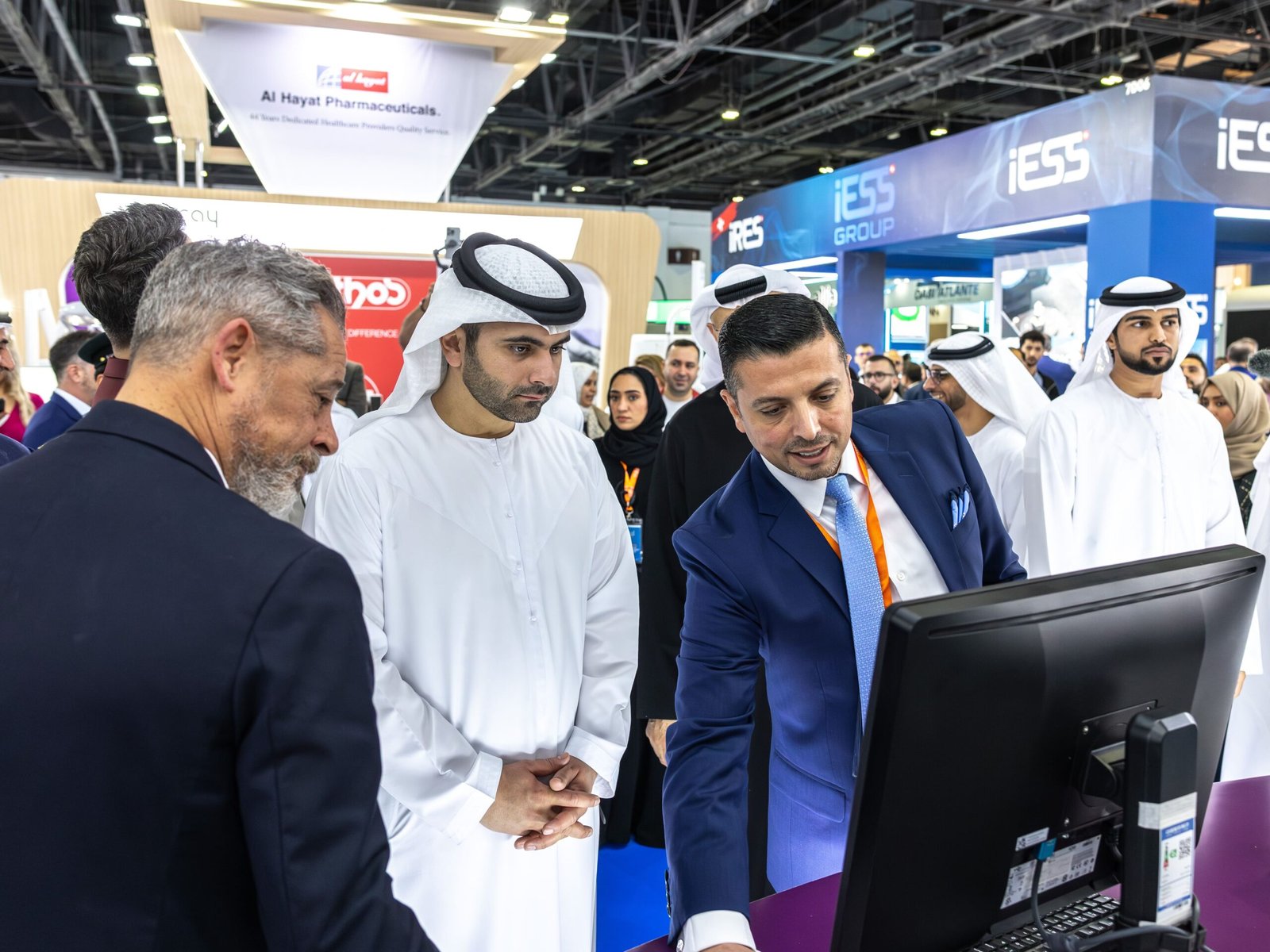 منصور بن محمد يفتتح النسخة الثلاثين من معرض "إيدك دبي" 1 منصور بن محمد يفتتح النسخة الثلاثين من معرض "إيدك دبي"