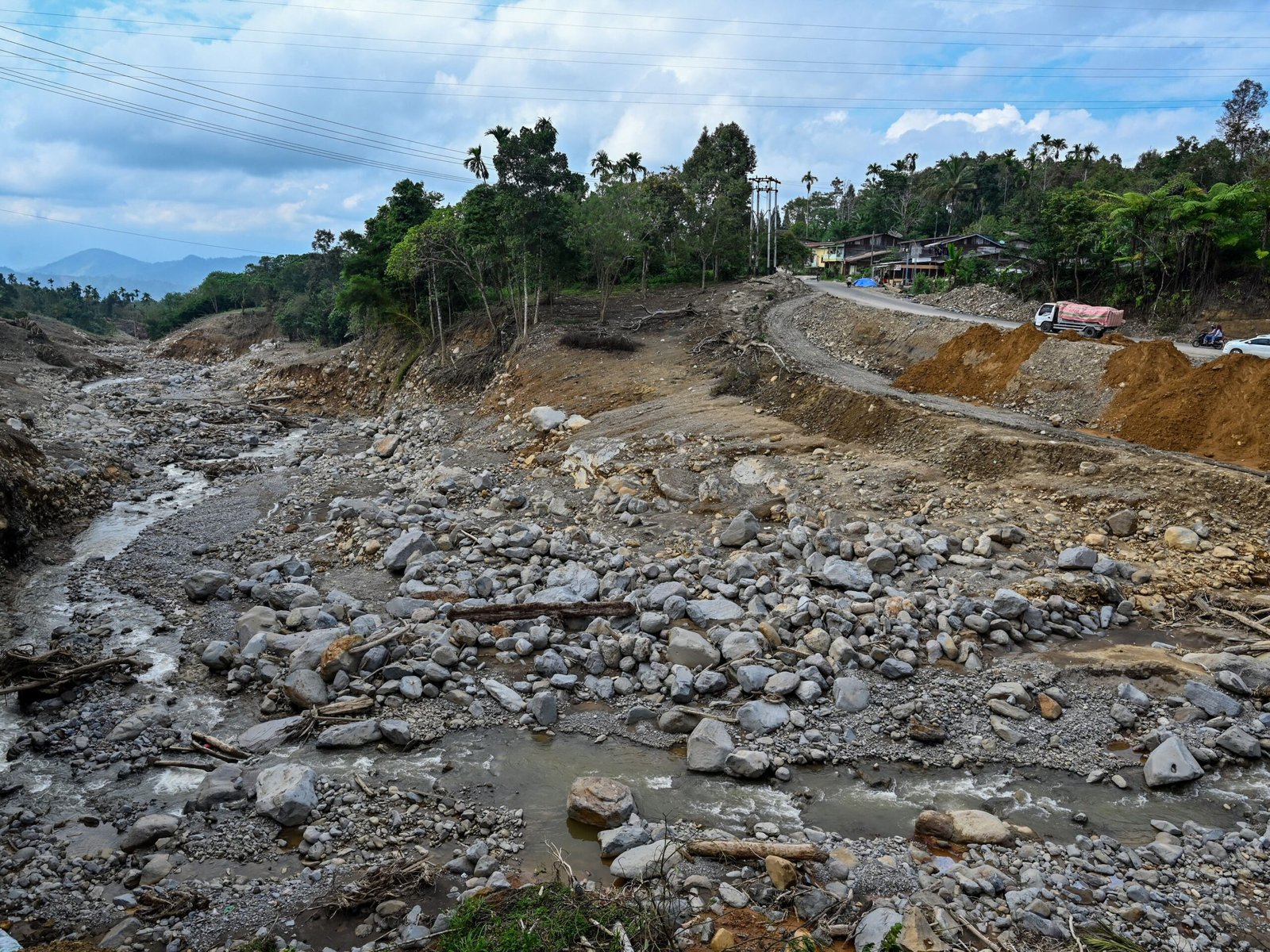 مصرع 14 شخصا جراء الفيضانات في منطقة سولاويسي الشمالية بإندونيسيا 1 مصرع 14 شخصا جراء الفيضانات في منطقة سولاويسي الشمالية بإندونيسيا