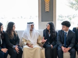 نهيان بن مبارك يستقبل طلبة كلية منلو الأميركية المشاركين في برنامج الاندماج الأكاديمي العالمي بالإمارات