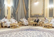 حاكم الشارقة يتبادل التهاني بشهر رمضان مع خليفة المرر ووفد وزارة الخارجية