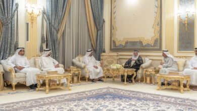حاكم الشارقة يتبادل التهاني بشهر رمضان مع خليفة المرر ووفد وزارة الخارجية