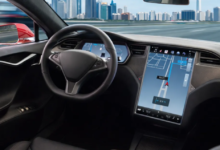 بدعم من مجلس الأنظمة الذكية ذاتية الحركة.. مركز النقل المتكامل (أبوظبي للتنقل) يشرف على أول اختبارات شركة «تسلا» على الطرق لتقنية القيادة الذاتية المتقدمة (بإشراف السائق)