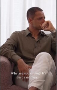 صورة.. نجم ريال مدريد السابق يبكي بسبب قرد 2 صورة.. نجم ريال مدريد السابق يبكي بسبب قرد