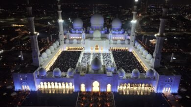 رمضان في الإمارات.. أجواء روحانية ومرونة في العمل واستقرار في الأسواق