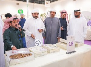 «العين التراثي» يواصل فعالياته ويشهد نشاطاً كبيراً في مزاد التمور 5 «العين التراثي» يواصل فعالياته ويشهد نشاطاً كبيراً في مزاد التمور