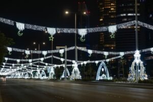 رمضان في الإمارات.. أجواء روحانية ومرونة في العمل واستقرار في الأسواق