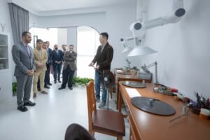 سلطان بن أحمد القاسمي يزور استوديوهات وحديقة شنغهاي السينمائية