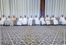 مكتوم بن محمد يقدّم واجب العزاء في وفاة عبدالمجيد صديقي