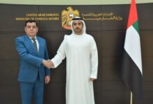 نائب مدير مكتب وزارة الخارجية في دبي يتسلّم البراءة القنصلية من القنصل العام لجمهورية أفريقيا الوسطى