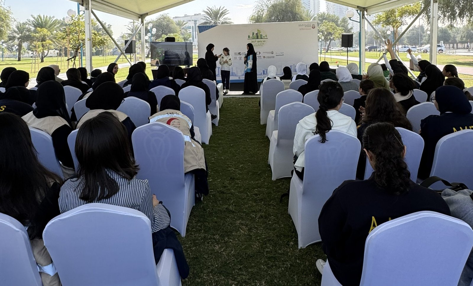 بلدية مدينة أبوظبي تنظم فعالية "مدينتي أجمل" في حديقة المطار لتعزيز التواصل والمشاركة المجتمعية في الحفاظ على المظهر العام 1 بلدية مدينة أبوظبي تنظم فعالية "مدينتي أجمل" في حديقة المطار لتعزيز التواصل والمشاركة المجتمعية في الحفاظ على المظهر العام