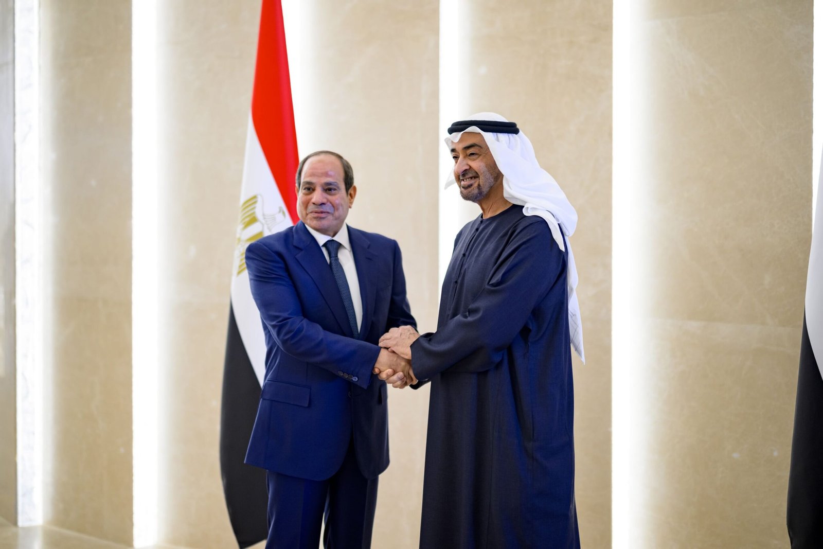 استقبله رئيس الدولة.. الرئيس المصري يصل البلاد 1 استقبله رئيس الدولة.. الرئيس المصري يصل البلاد