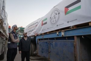 ضمن عملية "الفارس الشهم 3".. دخول القافلة 301 إلى قطاع غزة 2 ضمن عملية "الفارس الشهم 3".. دخول القافلة 301 إلى قطاع غزة