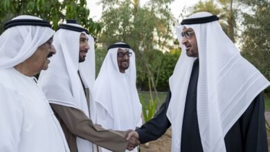 رئيس الدولة يحضر أول لقاء يجمع عدداً من الشخصيات التي شهدت مراسم رفع علم الاتحاد مع الوالد المؤسس الشيخ زايد