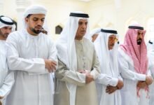 سعود بن صقر يؤدي صلاة الجنازة على جثمان الشيخة بخيته سيف الكتبي