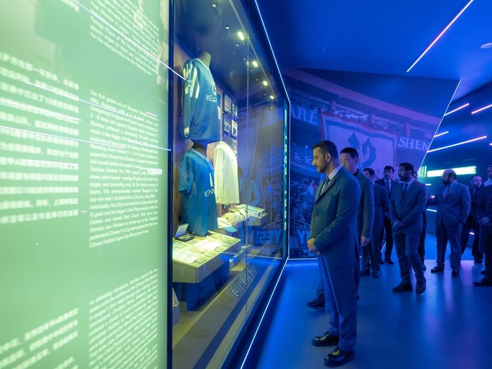 سلطان بن أحمد القاسمي يزور استاد نادي شنغهاي لكرة القدم ويطلع على أحدث التقنيات الإعلامية 1 سلطان بن أحمد القاسمي يزور استاد نادي شنغهاي لكرة القدم ويطلع على أحدث التقنيات الإعلامية