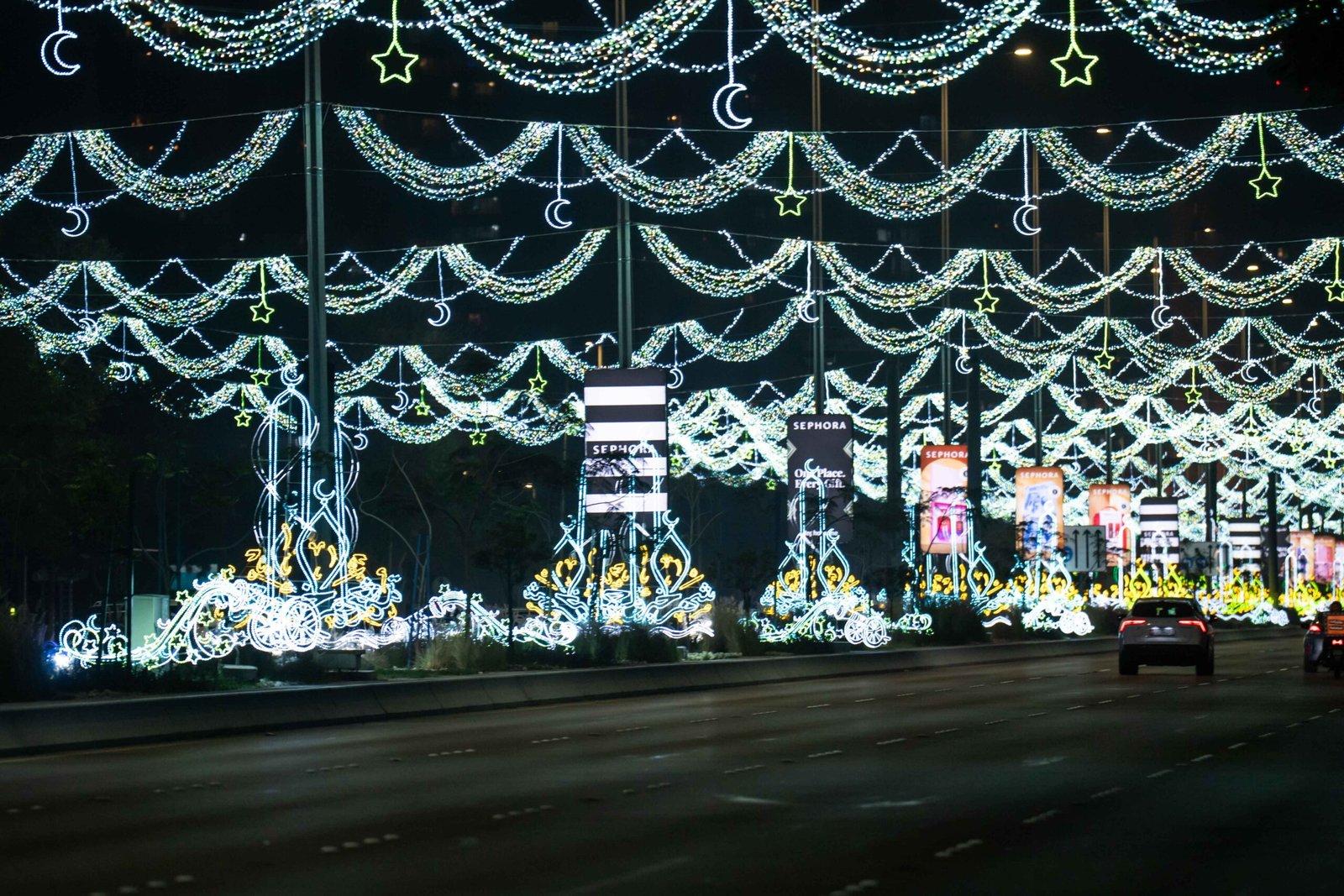 احتفاءً برمضان.. "بلدية أبوظبي" تزين الشوارع بأكثر من 5200 تشكيل مضيء 1 "بلدية أبوظبي"