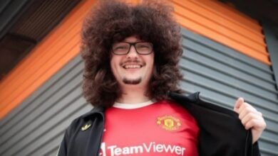 بعد 493 يومًا.. شعر مشجع مانشستر يونايتد ممنوع من "الحلاقة"