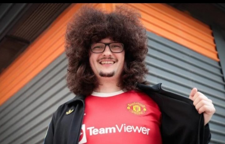 بعد 493 يومًا.. شعر مشجع مانشستر يونايتد ممنوع من "الحلاقة" 1 بعد 493 يومًا.. شعر مشجع مانشستر يونايتد ممنوع من "الحلاقة"