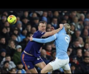 صورة.. هالاند يسخر من لاعب نيوكاسل