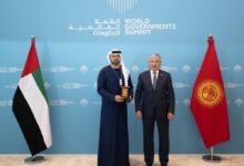 "قمة الحكومات "/رئيس قيرغيزستان يمنح محمد القرقاوي وسام الصداقة الرئاسي