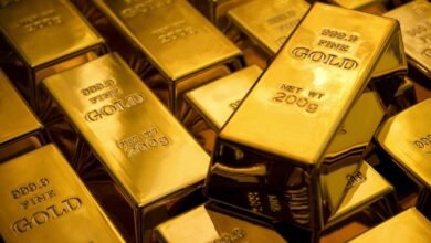 الذهب يتراجع والفضة تخسر 11% من قيمتها