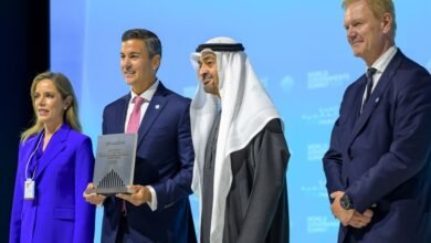 ئيس الدولة يسلم رئيس الباراغواي الجائزة العالمية للحكومات الأكثر تطوراً