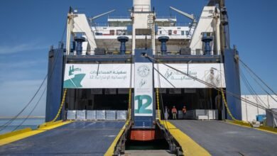 وصول سفينة صقر الإنسانية إلى ميناء العريش محمّلة بأكثر من 4000 طن من المساعدات الإماراتية لقطاع غزة 2 وصول سفينة صقر الإنسانية إلى ميناء العريش محمّلة بأكثر من 4000 طن من المساعدات الإماراتية لقطاع غزة