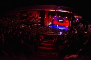 مهرجان دبي للكوميديا يعود في دورته الثامنة 8 أكتوبر المقبل