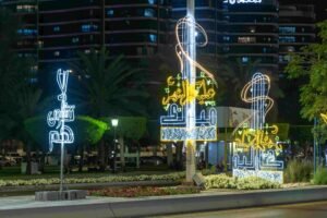 لوحات مضيئة بلمسة تراثية.. أبوظبي تستقبل عيد الفطر بحلة استثنائية