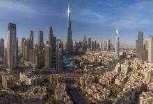 سقوط شظايا طائرات مُسيّرة عقب اعتراضها من قبل الدفاعات الجوية على ساحتي منزلين في إمارة دبي