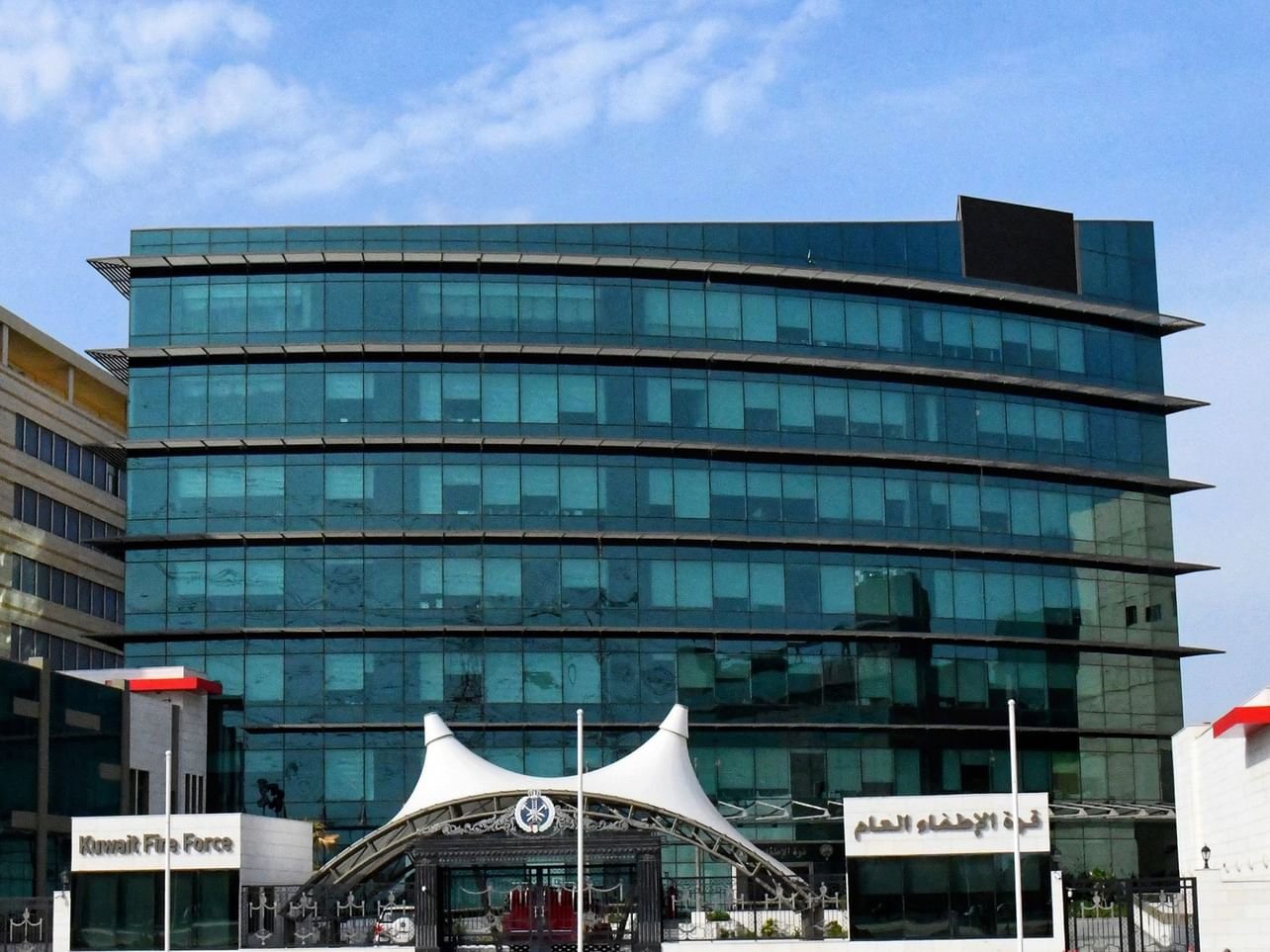 دون إصابات.. الإطفاء الكويتية تسيطر على حريق خزانات وقود المطار 1 الإطفاء الكويتية