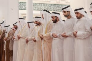 حاكم الشارقة يؤدي صلاة عيد الفطر السعيد في مسجد الشارقة