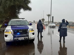 شرطة أبوظبي تدعو السائقين بالالتزام بالقيادة الآمنة وتدابير السلامة خلال التقلبات الجوية
